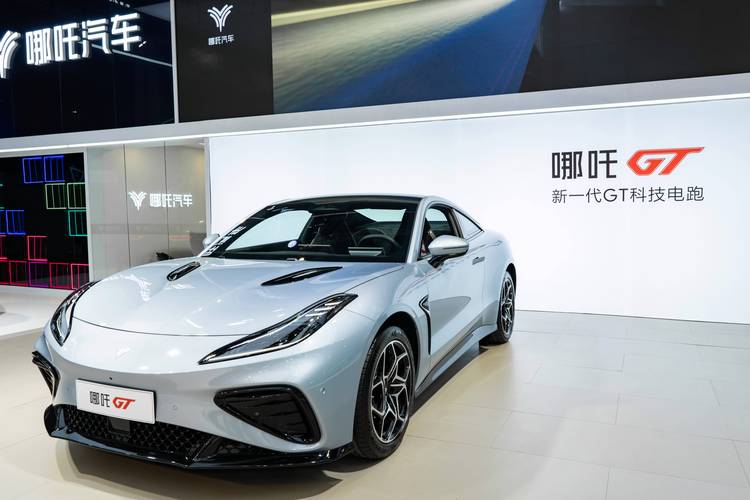 佛山286哪吒汽车在智能汽车领域的表现，领途汽车在新能源汽车市场中的影响力